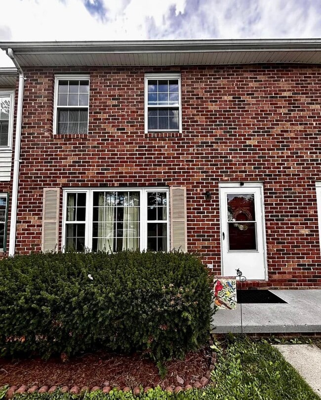 Building Photo - 102 Warren Cir