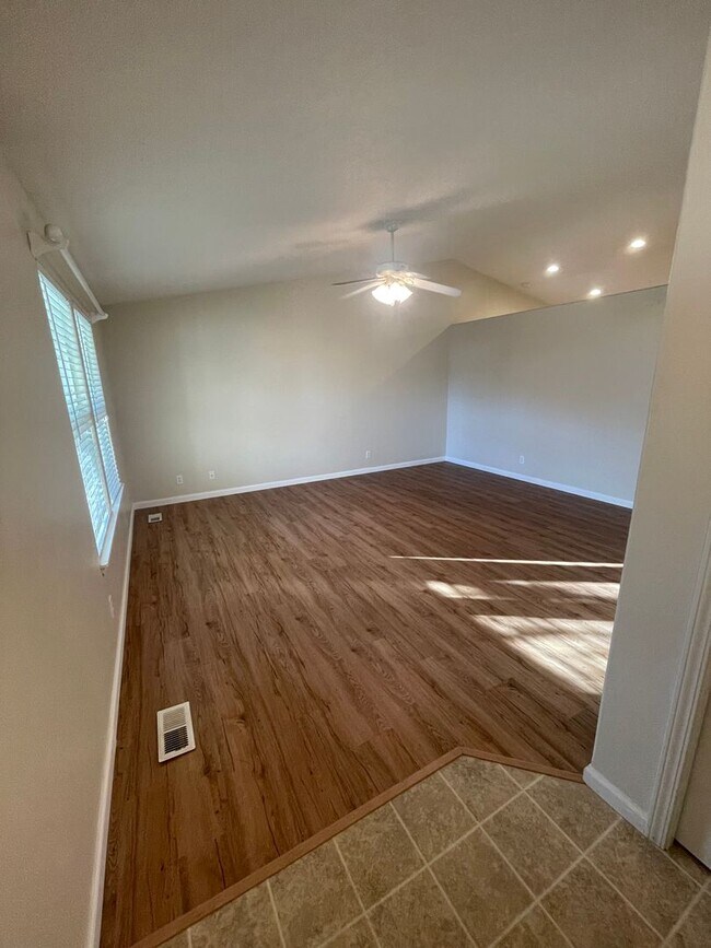 Foto del edificio - Convieniently located charming three bedroom duplex with modern updates!