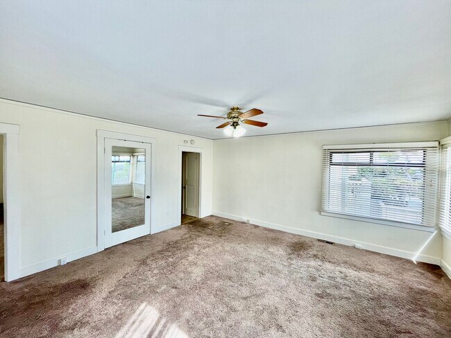 Building Photo - Fantastic 2 Bedroom 1 Bath Home in Pacific...