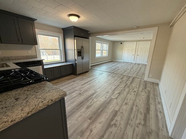 Building Photo - 866 Center St