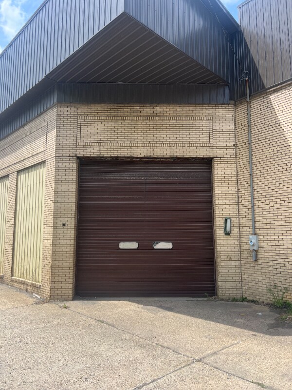 Building Photo - 131 River Rd