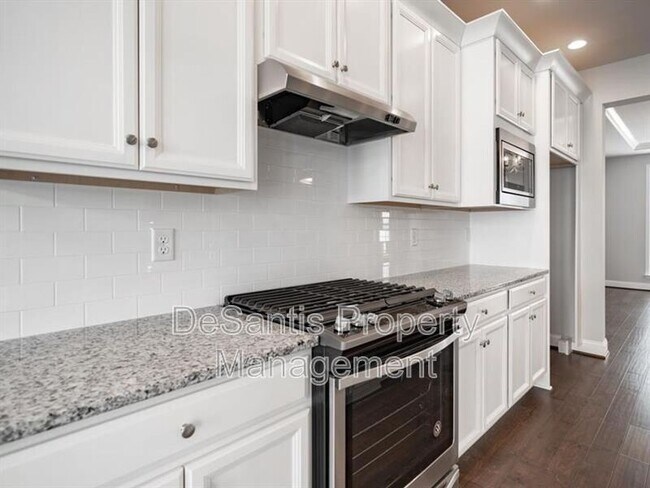 Foto del edificio - 1451 Hastings Cres