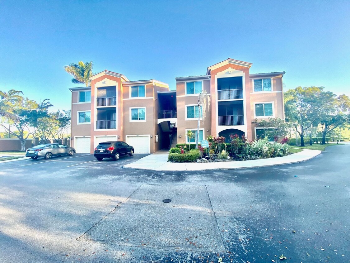 Foto principal - ** RESERVE AT NAPLES **2 BED 2 BATH ** ANN...