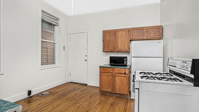 Building Photo - 2230 W Belmont Ave