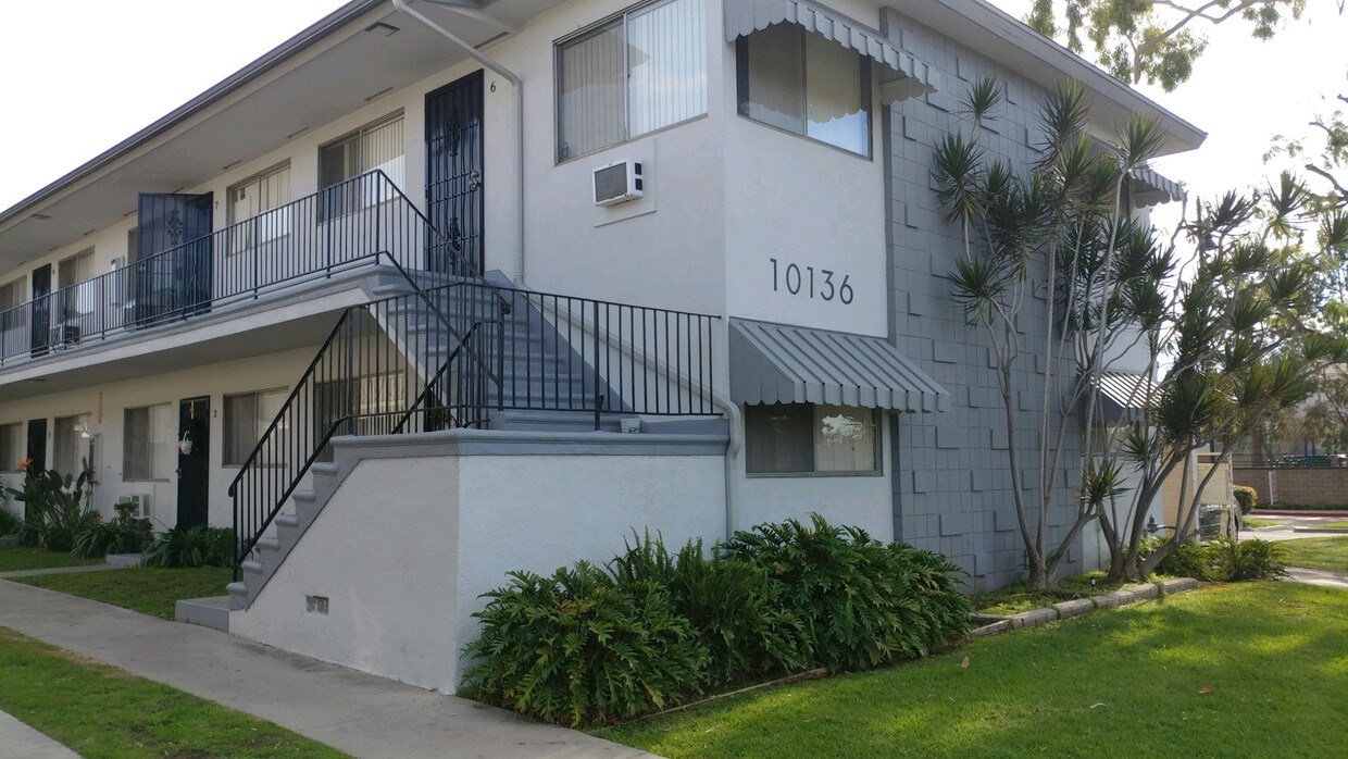 Primary Photo - 10136 Scott Ave