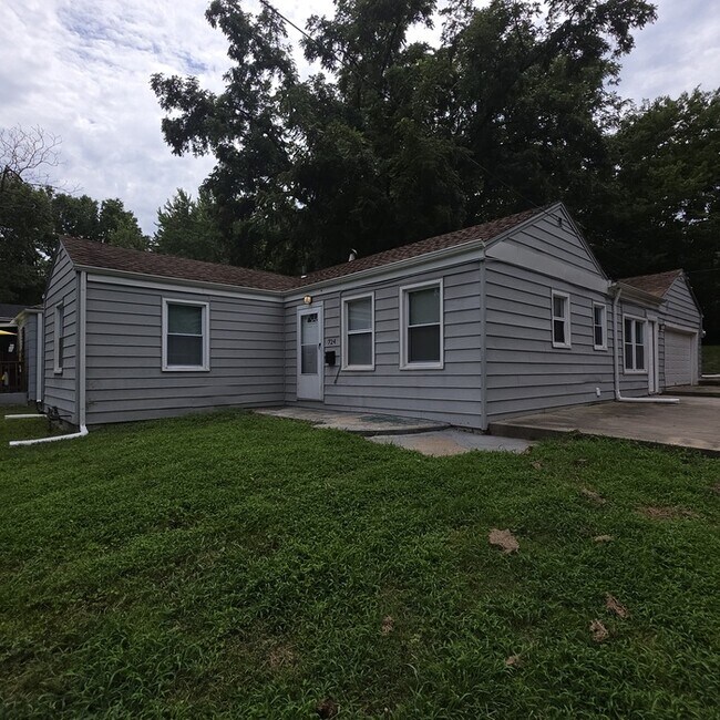 Foto del edificio - Rental ready Corner Lot with a Spacious 3 bedrooms and 2 full baths in Willis Ave in Independence...