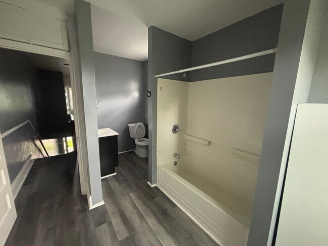 Building Photo - 2 bedroom 1 bath house for rent in Mt Wash...