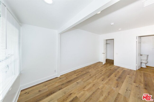 Foto del edificio - 301 1/2-352-352 N Benton Way