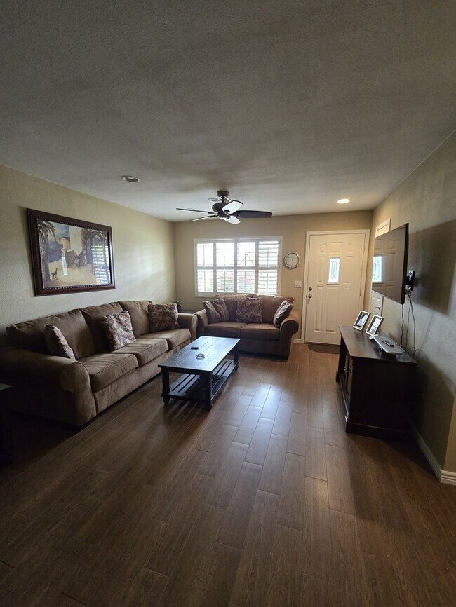 Foto del edificio - 2 Bedroom, 2 Bath Available Now!