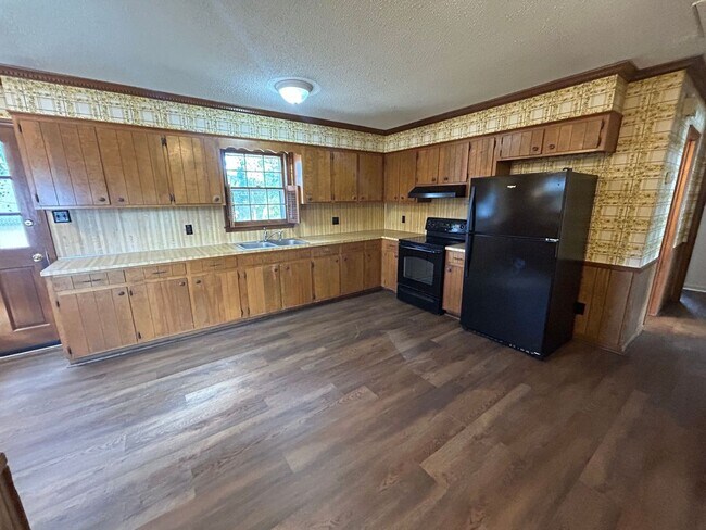 Building Photo - 2-Bedroom, 1.5 Bathroom Brick Home