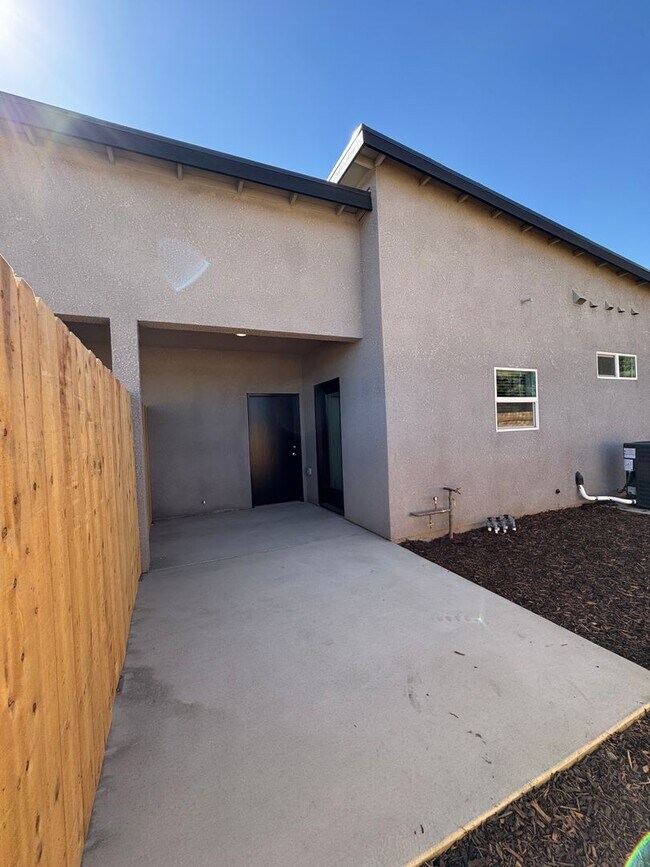 Building Photo - 4214