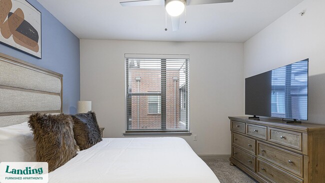 Building Photo - 2800 NE Green Oaks Blvd