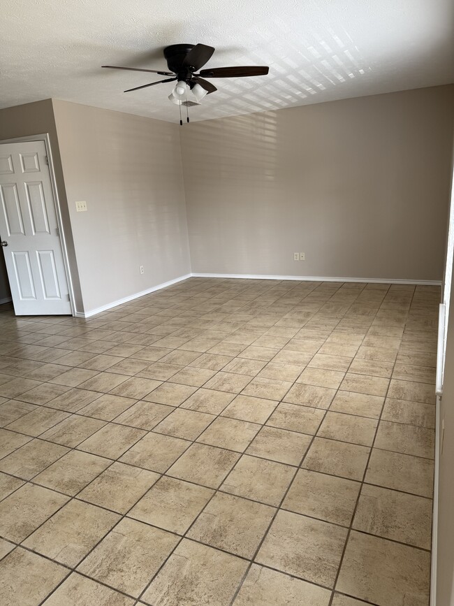 Large living - 3419 Rice St