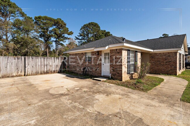 Foto del edificio - Charming 3-Bed 2-Bath Brick Home in West Mobile