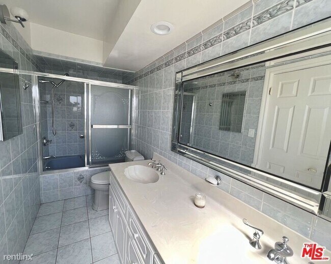 Building Photo - 2 br, 2 bath House - 7560 Hollywood Blvd A...