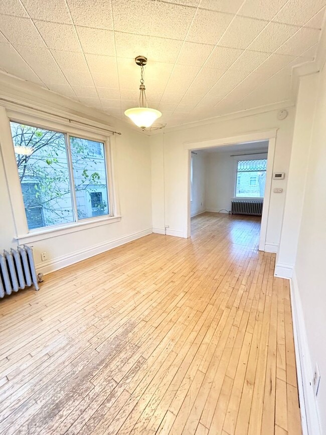 Building Photo - AVAILABLE December! - 3 Bed 1 Bath Home - With Fenced In Yard!