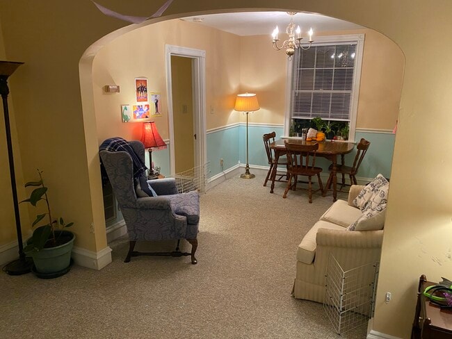 Dining area - 233 McCauley St