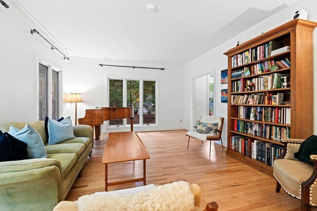 Building Photo - Gorgeous Home in Ironwoods Neighborhood Ch...