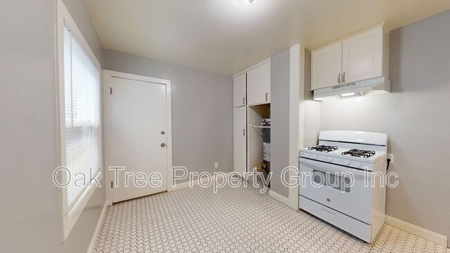 Building Photo - 694 Sycamore St