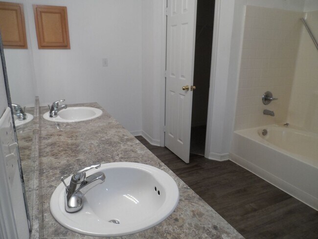 Foto del edificio - BEAUTIFUL BRICK 4 BEDROOM 2 BATH HOME AVAILABLE NOW CONTACT KAREN GUARDINO, REALTOR 386-747-9295