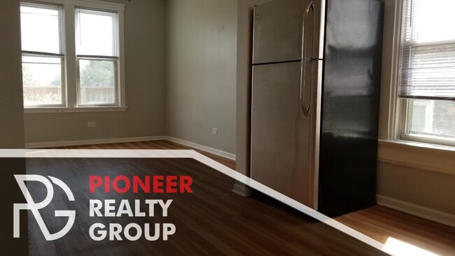 Building Photo - Updated Wicker Park 2 bed with backyard