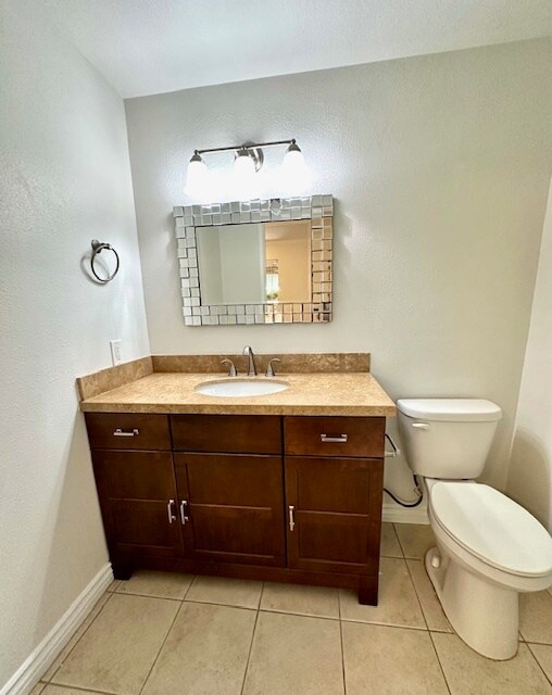 baño auxiliar en la planta baja - 627 N Guadalupe Ave