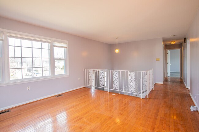 Building Photo - Beautiful 5 BR/3 BA Single-Family Home wit...
