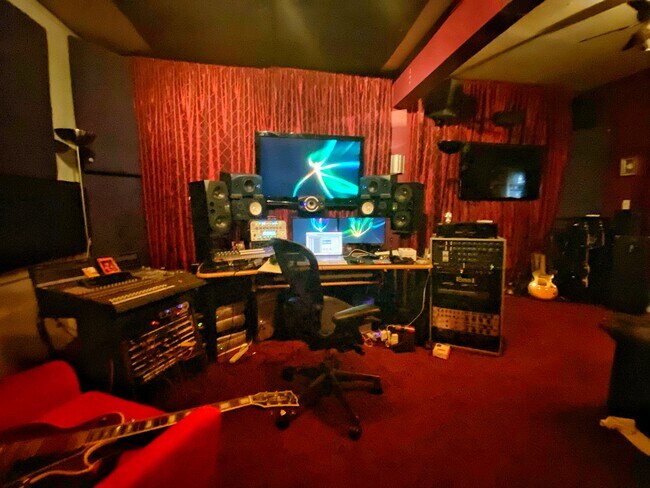 Estudio - 3165 Weldon Ave