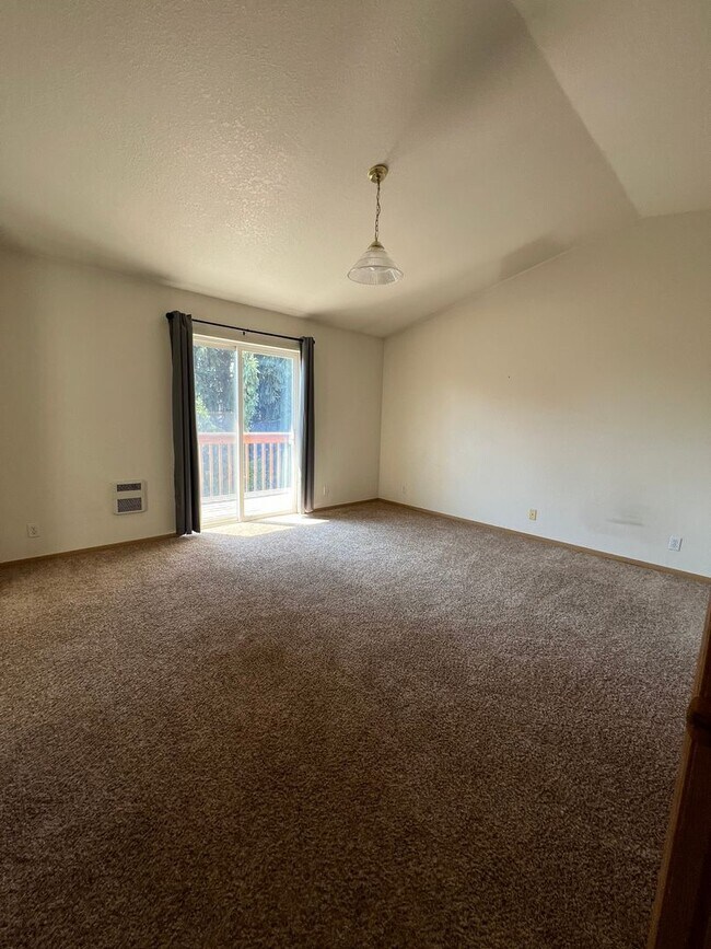 Building Photo - 3 BR 2 1/2 BA Townhouse Unit in North Hills