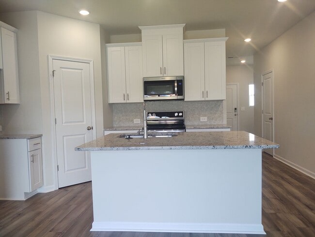 Building Photo - Newer Build, Pristine move in ready home l...