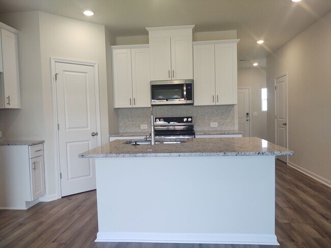 Foto del edificio - Newer Build, Pristine move in ready home l...