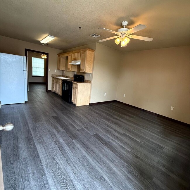 Building Photo - $500 Off 1st Full Month!* All Utilities In...