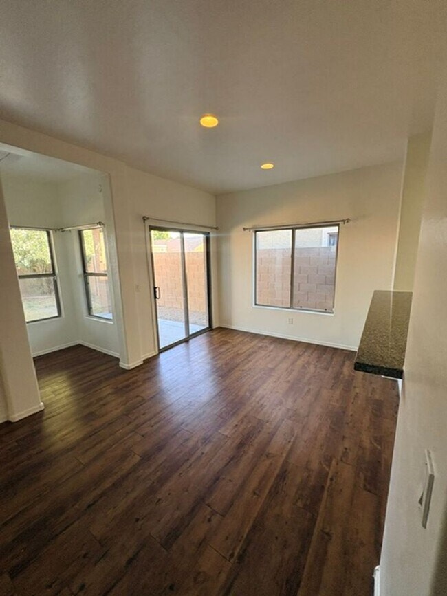 Building Photo - Tolleson 4 Bedroom
