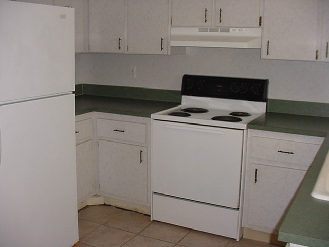 Building Photo - 2427 NW Holiday Ct