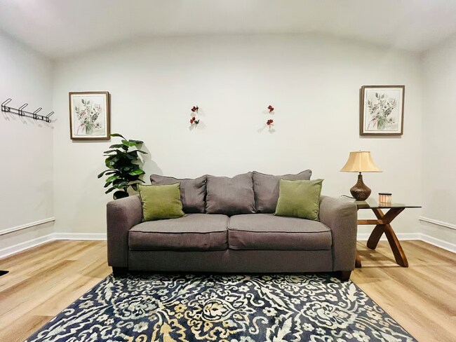 Foto del edificio - 3719 Lyncrest Dr