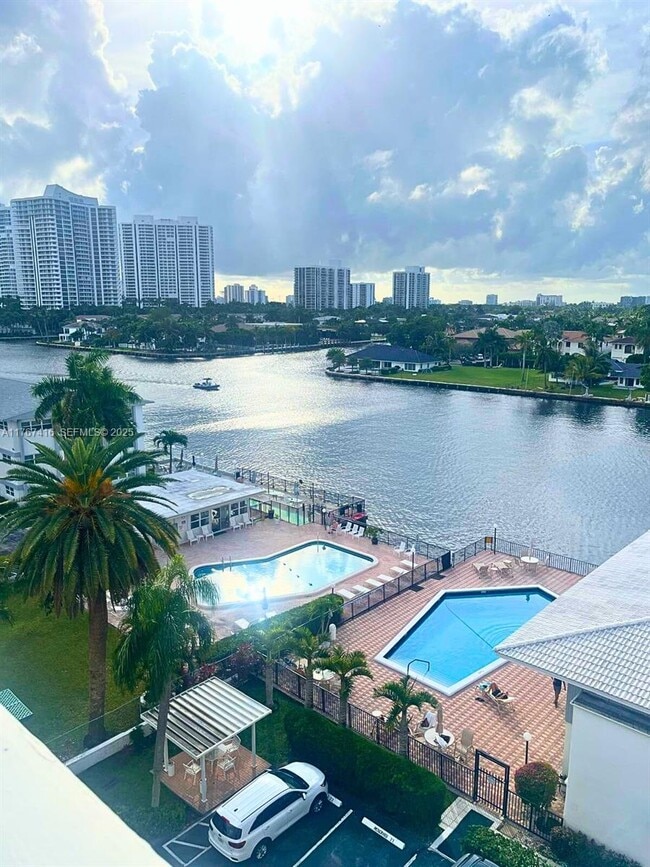 Building Photo - 3113 S Ocean Dr