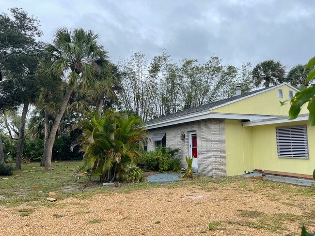 Building Photo - 257 SE Four Winds Dr