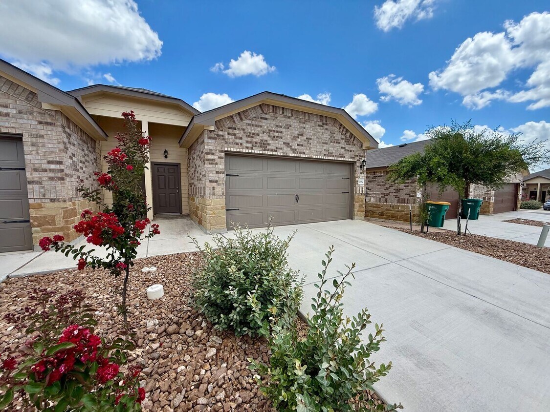 Foto principal - 3 Bedroom, 2 Bathroom Duplex in Converse!