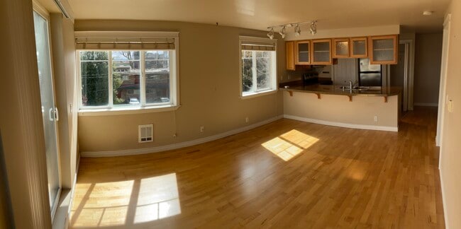 Building Photo - 2200 Thorndyke Ave W