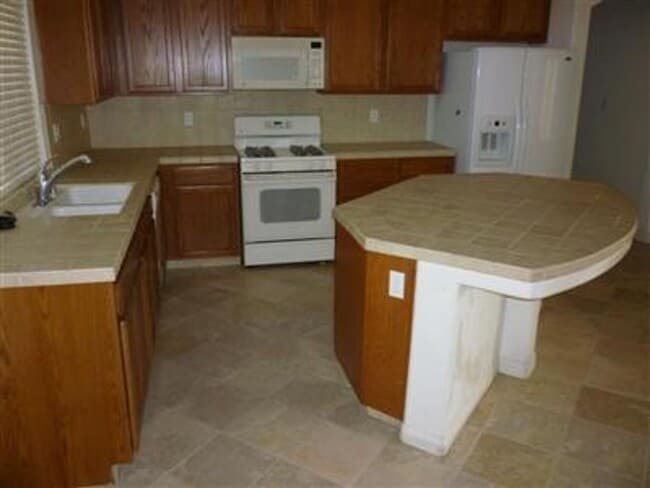 Building Photo - 3 Bedroom PLUS office