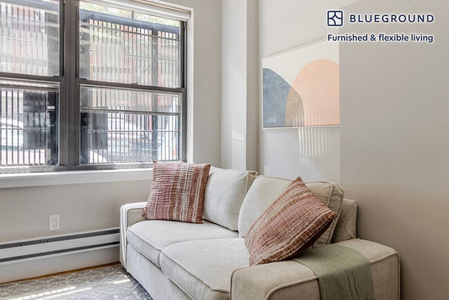 Building Photo - 515 W 47th St