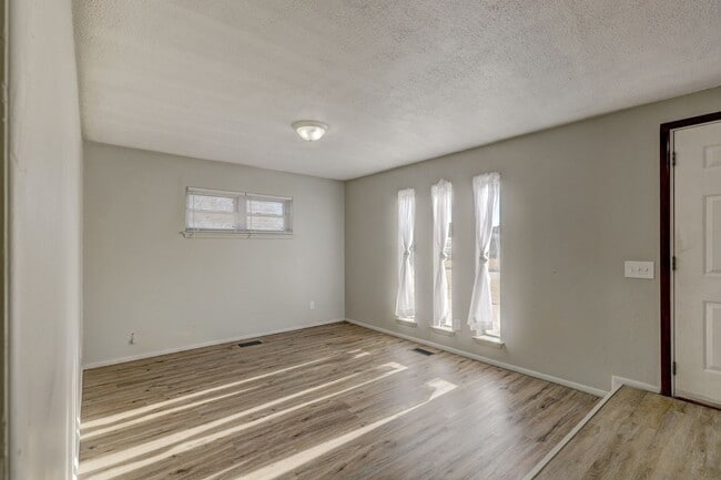 Building Photo - 4 bed, 1.5  house in Yukon