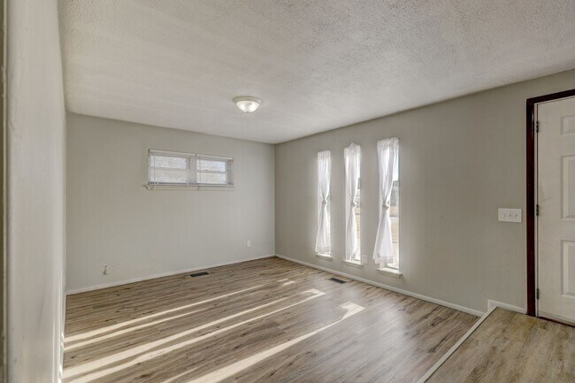 Foto del edificio - 4 bed, 1.5  house in Yukon