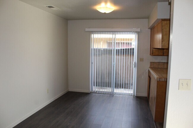 Building Photo - Updated 3 Bedroom 2 Bath House Close to Mu...