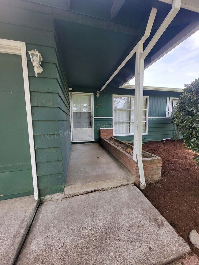 Foto del edificio - 3 Bd 1.5 ba Ranch Style Home in NE PDX With Washer/Dryer Hook-ups, Fenced Backyard & 2 Car Garage!