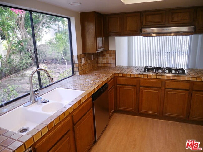 Foto del edificio - 10827 Marietta Ave