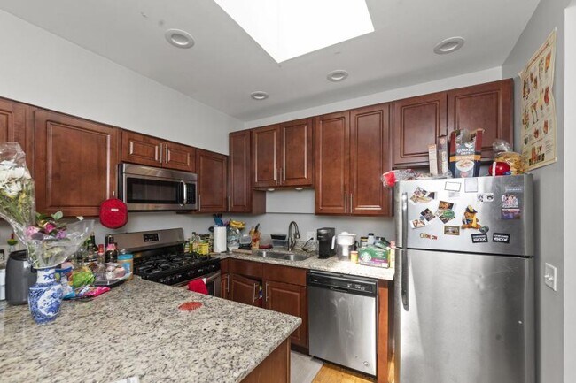 Building Photo - 3 bedroom in Chicago IL 60613