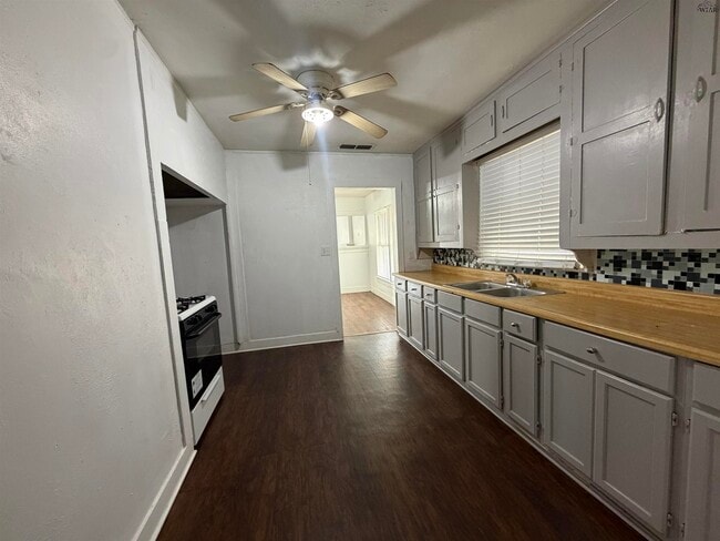 Foto del edificio - 1656 McGregor Ave