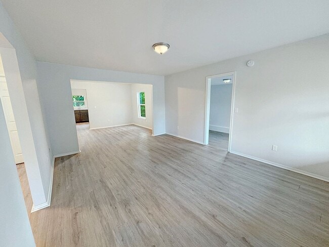 Foto del edificio - FOR RENT: Charming 2-Bedroom Home with a Versatile Bonus Room!