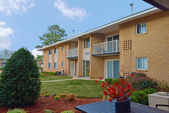 Beautiful Landscaping - Colony Point Apartments